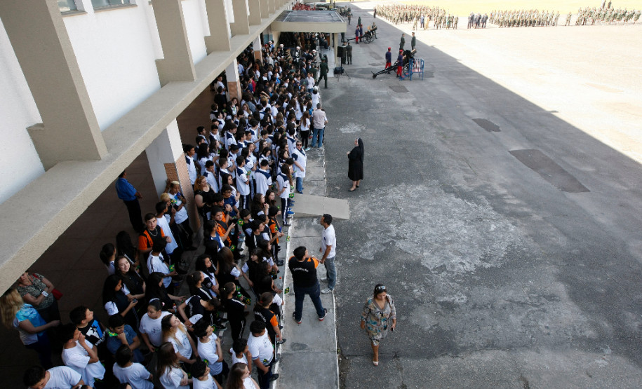 As escolas da rede estadual de ensino iniciaram nesta terça-feira, (01), as atividades em comemoração da Semana da Pátria. As ações antecedem o Dia da Independência, celebrado segunda-feira, dia 7 de Setembro. A cerimônia que marcou o início das festividades foi realizada no Colégio Militar de Curitiba, com a presença do governador Beto Richa, de autoridades militares e civis e da secretária estadual da Educação, professora Ana Seres.