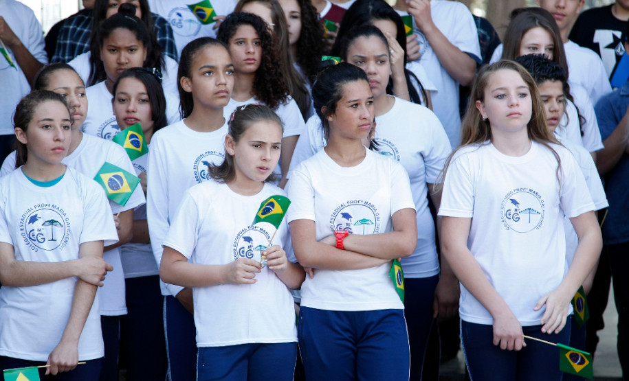 As escolas da rede estadual de ensino iniciaram nesta terça-feira, (01), as atividades em comemoração da Semana da Pátria. As ações antecedem o Dia da Independência, celebrado segunda-feira, dia 7 de Setembro. A cerimônia que marcou o início das festividades foi realizada no Colégio Militar de Curitiba, com a presença do governador Beto Richa, de autoridades militares e civis e da secretária estadual da Educação, professora Ana Seres.