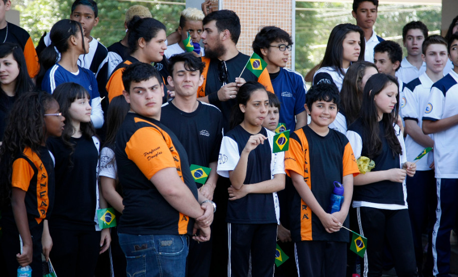 As escolas da rede estadual de ensino iniciaram nesta terça-feira, (01), as atividades em comemoração da Semana da Pátria. As ações antecedem o Dia da Independência, celebrado segunda-feira, dia 7 de Setembro. A cerimônia que marcou o início das festividades foi realizada no Colégio Militar de Curitiba, com a presença do governador Beto Richa, de autoridades militares e civis e da secretária estadual da Educação, professora Ana Seres.