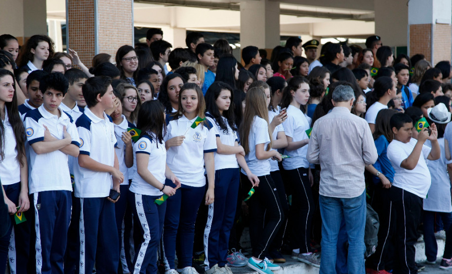As escolas da rede estadual de ensino iniciaram nesta terça-feira, (01), as atividades em comemoração da Semana da Pátria. As ações antecedem o Dia da Independência, celebrado segunda-feira, dia 7 de Setembro. A cerimônia que marcou o início das festividades foi realizada no Colégio Militar de Curitiba, com a presença do governador Beto Richa, de autoridades militares e civis e da secretária estadual da Educação, professora Ana Seres.