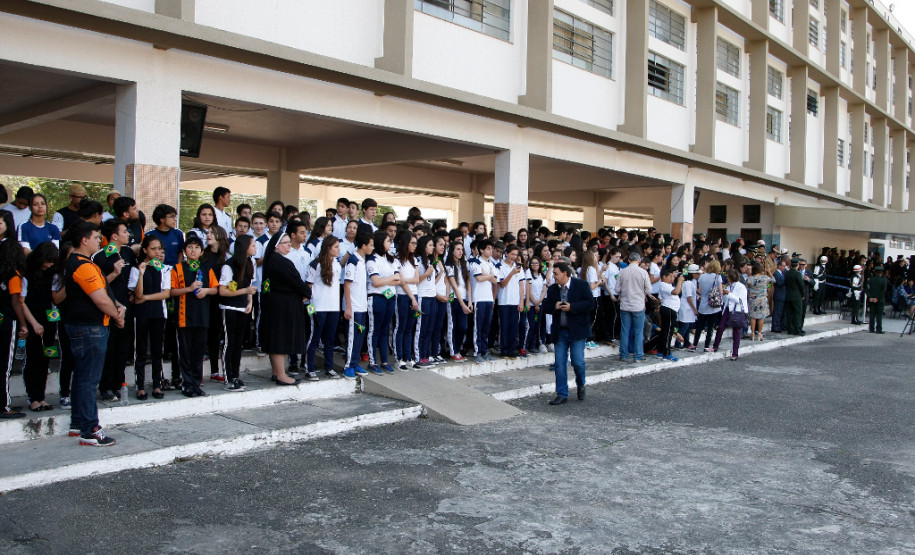 As escolas da rede estadual de ensino iniciaram nesta terça-feira, (01), as atividades em comemoração da Semana da Pátria. As ações antecedem o Dia da Independência, celebrado segunda-feira, dia 7 de Setembro. A cerimônia que marcou o início das festividades foi realizada no Colégio Militar de Curitiba, com a presença do governador Beto Richa, de autoridades militares e civis e da secretária estadual da Educação, professora Ana Seres.