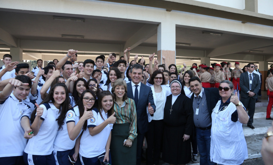 As escolas da rede estadual de ensino iniciaram nesta terça-feira, (01), as atividades em comemoração da Semana da Pátria. As ações antecedem o Dia da Independência, celebrado segunda-feira, dia 7 de Setembro. A cerimônia que marcou o início das festividades foi realizada no Colégio Militar de Curitiba, com a presença do governador Beto Richa, de autoridades militares e civis e da secretária estadual da Educação, professora Ana Seres.