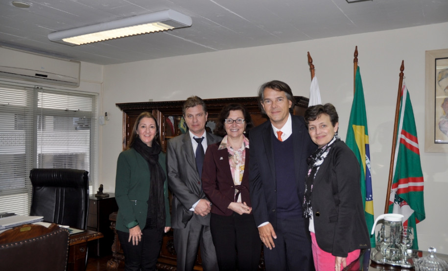 A secretária de Estado da Educação, professora Ana Seres, recebeu na tarde desta quarta-feira (02), em seu gabinete, a visita do representante do Banco Mundial Maycon Michael Drabble, para tratar do planejamento e investimentos da pasta. Participaram também da reunião o diretor-geral da Secretaria, Edmundo da Veiga; a superintendente da Educação, Fabiana Cristina Campos; e a superintendente de Desenvolvimento Educacional, Vanda Dolci Garcia.