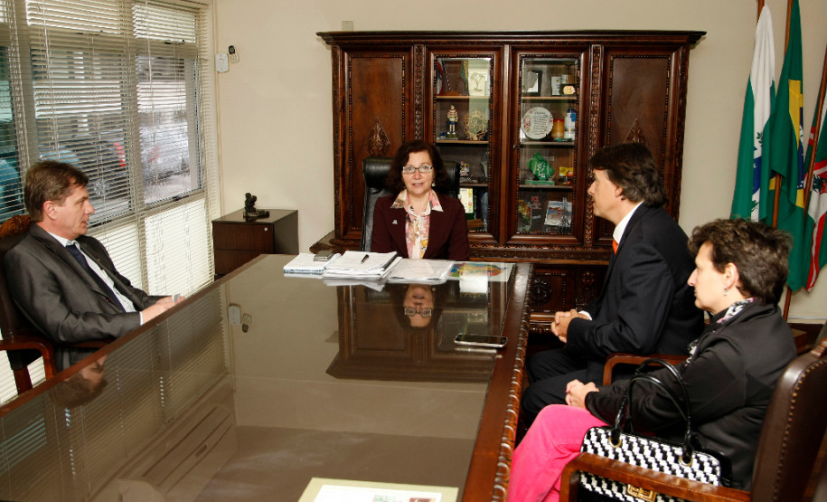 A secretária de Estado da Educação, professora Ana Seres, recebeu na tarde desta quarta-feira (02), em seu gabinete, a visita do representante do Banco Mundial Maycon Michael Drabble, para tratar do planejamento e investimentos da pasta. Participaram também da reunião o diretor-geral da Secretaria, Edmundo da Veiga; a superintendente da Educação, Fabiana Cristina Campos; e a superintendente de Desenvolvimento Educacional, Vanda Dolci Garcia.