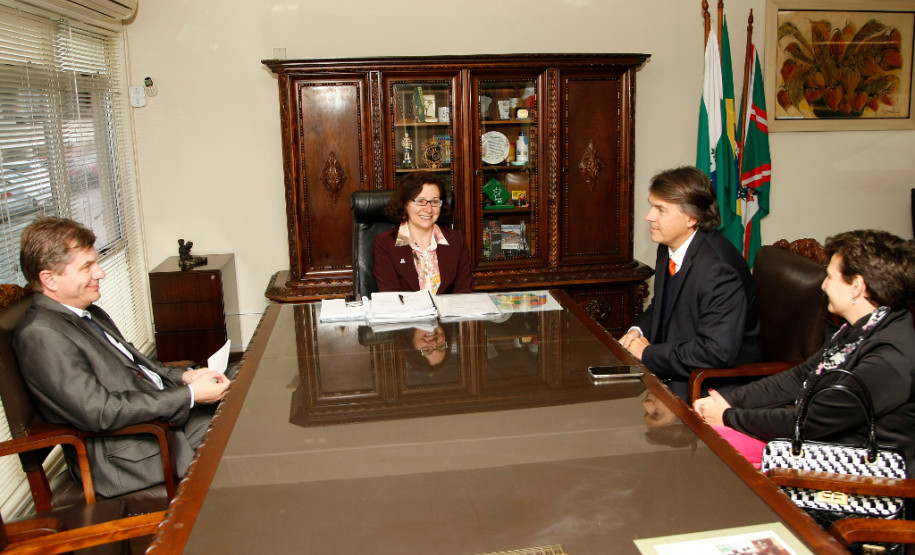 A secretária de Estado da Educação, professora Ana Seres, recebeu na tarde desta quarta-feira (02), em seu gabinete, a visita do representante do Banco Mundial Maycon Michael Drabble, para tratar do planejamento e investimentos da pasta. Participaram também da reunião o diretor-geral da Secretaria, Edmundo da Veiga; a superintendente da Educação, Fabiana Cristina Campos; e a superintendente de Desenvolvimento Educacional, Vanda Dolci Garcia.