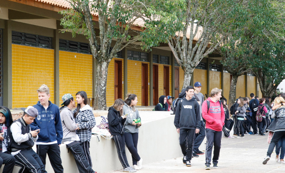 O projeto de lei sobre as eleições de diretores e diretores auxiliares para as escolas estaduais do Paraná, que está em trâmite na Assembleia Legislativa, é similar ao que acontece em outros estados brasileiros – defende o processo democrático, com votação de toda a comunidade escolar, incluindo os funcionários, e exige capacitação para quem vai assumir a função.
