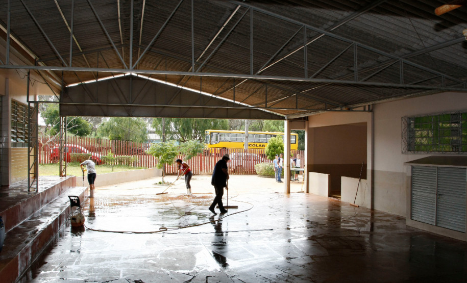 O projeto de lei sobre as eleições de diretores e diretores auxiliares para as escolas estaduais do Paraná, que está em trâmite na Assembleia Legislativa, é similar ao que acontece em outros estados brasileiros – defende o processo democrático, com votação de toda a comunidade escolar, incluindo os funcionários, e exige capacitação para quem vai assumir a função.