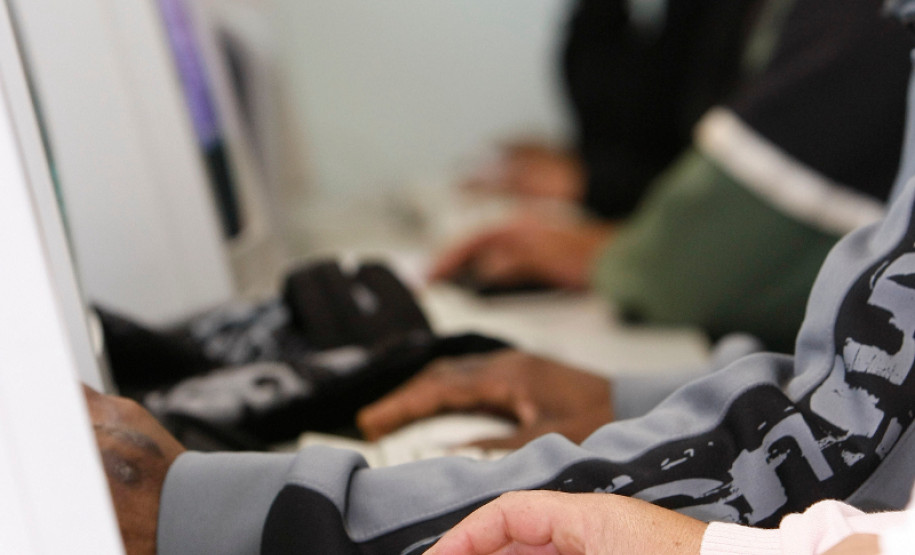 Está disponível o edital para os Exames Estaduais de Educação de Jovens e Adultos/2015 – Oferta online. Inscrições começam na terça (8).