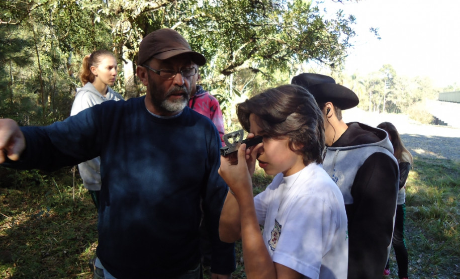 Encontro serviu para alunos do 9° ano de escolas da região conhecerem cursos e estrutura do centro florestal de educação profissional.