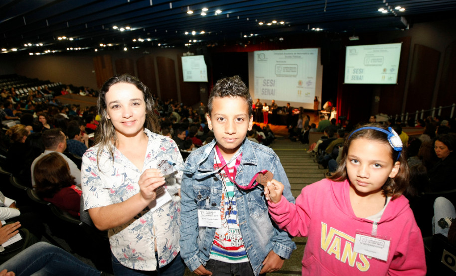 Os alunos das escolas da rede pública do Paraná receberam nessa sexta-feira (4) as medalhas de prata e bronze conquistadas na 10ª edição da Olimpíada Brasileira de Matemática das Escolas Públicas (Obmep) 2014. A premiação aconteceu na Federação das Indústrias do Estado do Paraná (Fiep), em Curitiba. Os alunos que conquistaram as medalhas de ouro foram premiados no dia 20 de julho, no Rio de Janeiro.