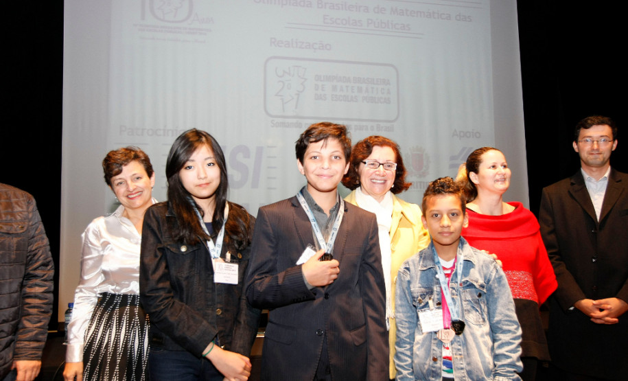 Os alunos das escolas da rede pública do Paraná receberam nessa sexta-feira (4) as medalhas de prata e bronze conquistadas na 10ª edição da Olimpíada Brasileira de Matemática das Escolas Públicas (Obmep) 2014. A premiação aconteceu na Federação das Indústrias do Estado do Paraná (Fiep), em Curitiba. Os alunos que conquistaram as medalhas de ouro foram premiados no dia 20 de julho, no Rio de Janeiro.