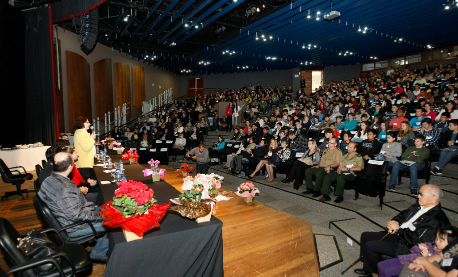 Os alunos das escolas da rede pública do Paraná receberam nessa sexta-feira (4) as medalhas de prata e bronze conquistadas na 10ª edição da Olimpíada Brasileira de Matemática das Escolas Públicas (Obmep) 2014. A premiação aconteceu na Federação das Indústrias do Estado do Paraná (Fiep), em Curitiba. Os alunos que conquistaram as medalhas de ouro foram premiados no dia 20 de julho, no Rio de Janeiro.