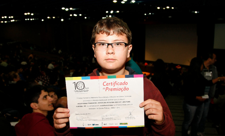 Os alunos das escolas da rede pública do Paraná receberam nessa sexta-feira (4) as medalhas de prata e bronze conquistadas na 10ª edição da Olimpíada Brasileira de Matemática das Escolas Públicas (Obmep) 2014. A premiação aconteceu na Federação das Indústrias do Estado do Paraná (Fiep), em Curitiba. Os alunos que conquistaram as medalhas de ouro foram premiados no dia 20 de julho, no Rio de Janeiro.