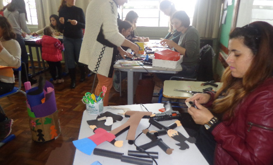 Desde 2012, o Comitê do Voluntariado da Sanepar em Pato Branco confecciona bonecos com os tubetes descartados das bobinas das contas de água e esgoto