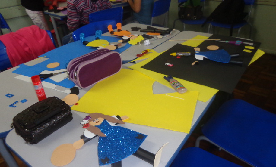 Desde 2012, o Comitê do Voluntariado da Sanepar em Pato Branco confecciona bonecos com os tubetes descartados das bobinas das contas de água e esgoto