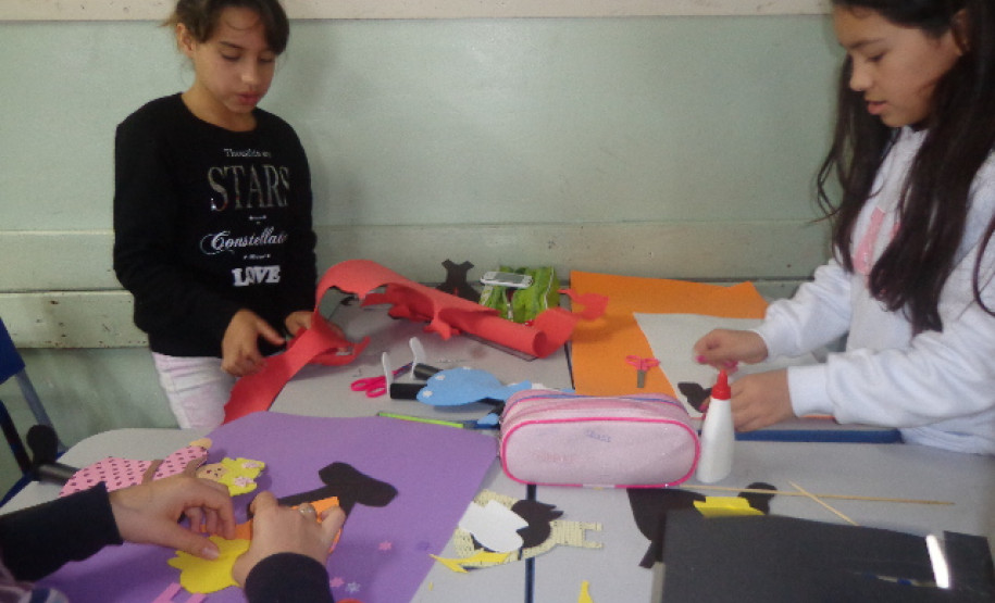 Desde 2012, o Comitê do Voluntariado da Sanepar em Pato Branco confecciona bonecos com os tubetes descartados das bobinas das contas de água e esgoto