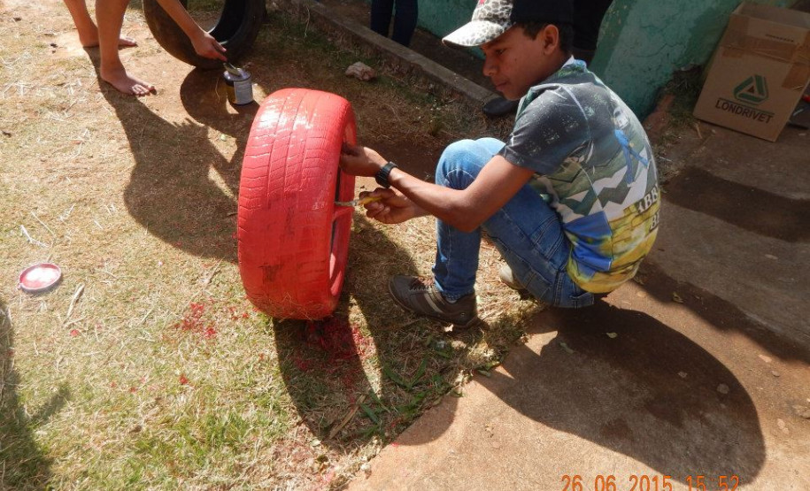 Escola incentiva preservação do ambiente com atividades Preservar o meio ambiente, reciclar resíduos sólidos e cuidar da escola. São algumas das primeiras lições que os alunos e visitantes aprendem ao chegar ao Colégio Estadual do Campo São Jorge, em São Jerônimo da Serra, na região Norte do Estado. A educação ambiental é trabalhada de maneira interdisciplinar diariamente por meio de atividades teóricas e práticas.