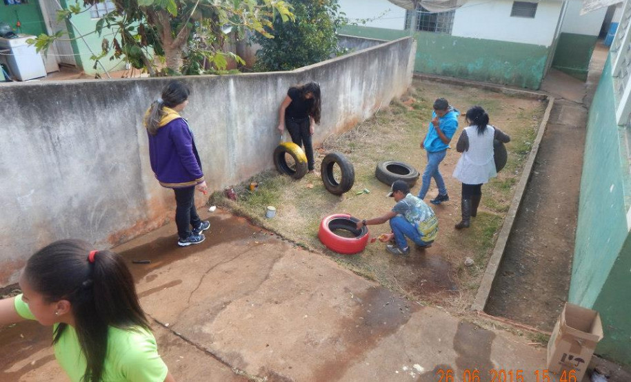 Escola incentiva preservação do ambiente com atividades Preservar o meio ambiente, reciclar resíduos sólidos e cuidar da escola. São algumas das primeiras lições que os alunos e visitantes aprendem ao chegar ao Colégio Estadual do Campo São Jorge, em São Jerônimo da Serra, na região Norte do Estado. A educação ambiental é trabalhada de maneira interdisciplinar diariamente por meio de atividades teóricas e práticas.