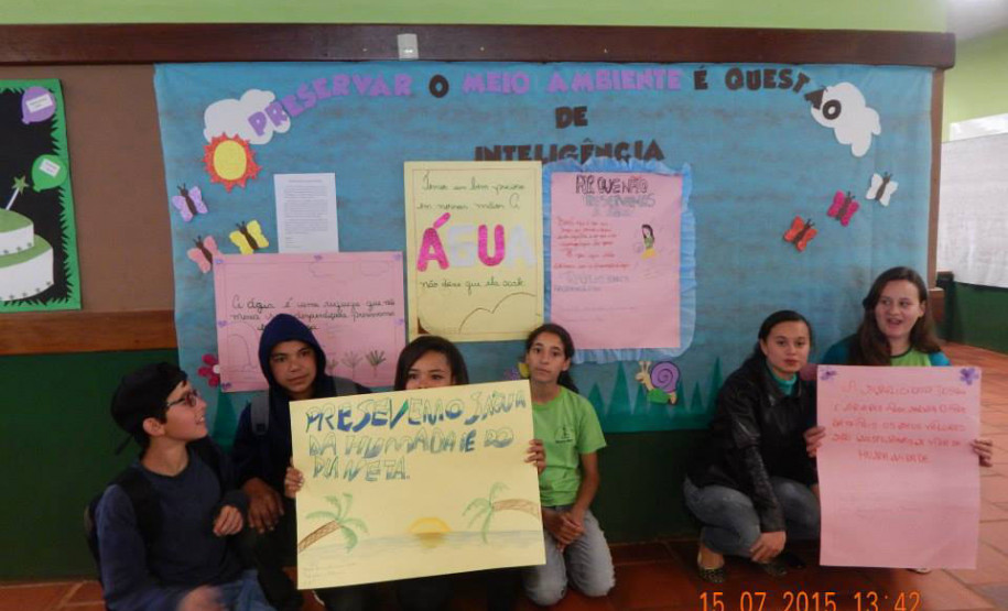 Escola incentiva preservação do ambiente com atividades Preservar o meio ambiente, reciclar resíduos sólidos e cuidar da escola. São algumas das primeiras lições que os alunos e visitantes aprendem ao chegar ao Colégio Estadual do Campo São Jorge, em São Jerônimo da Serra, na região Norte do Estado. A educação ambiental é trabalhada de maneira interdisciplinar diariamente por meio de atividades teóricas e práticas.