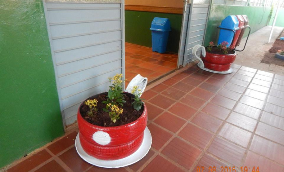 Escola incentiva preservação do ambiente com atividades Preservar o meio ambiente, reciclar resíduos sólidos e cuidar da escola. São algumas das primeiras lições que os alunos e visitantes aprendem ao chegar ao Colégio Estadual do Campo São Jorge, em São Jerônimo da Serra, na região Norte do Estado. A educação ambiental é trabalhada de maneira interdisciplinar diariamente por meio de atividades teóricas e práticas.