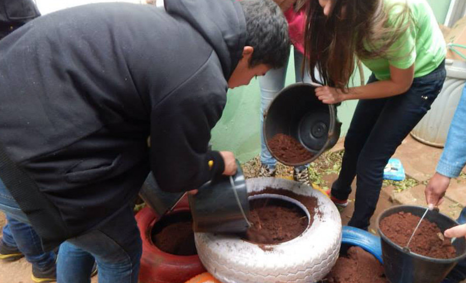 Escola incentiva preservação do ambiente com atividades Preservar o meio ambiente, reciclar resíduos sólidos e cuidar da escola. São algumas das primeiras lições que os alunos e visitantes aprendem ao chegar ao Colégio Estadual do Campo São Jorge, em São Jerônimo da Serra, na região Norte do Estado. A educação ambiental é trabalhada de maneira interdisciplinar diariamente por meio de atividades teóricas e práticas.