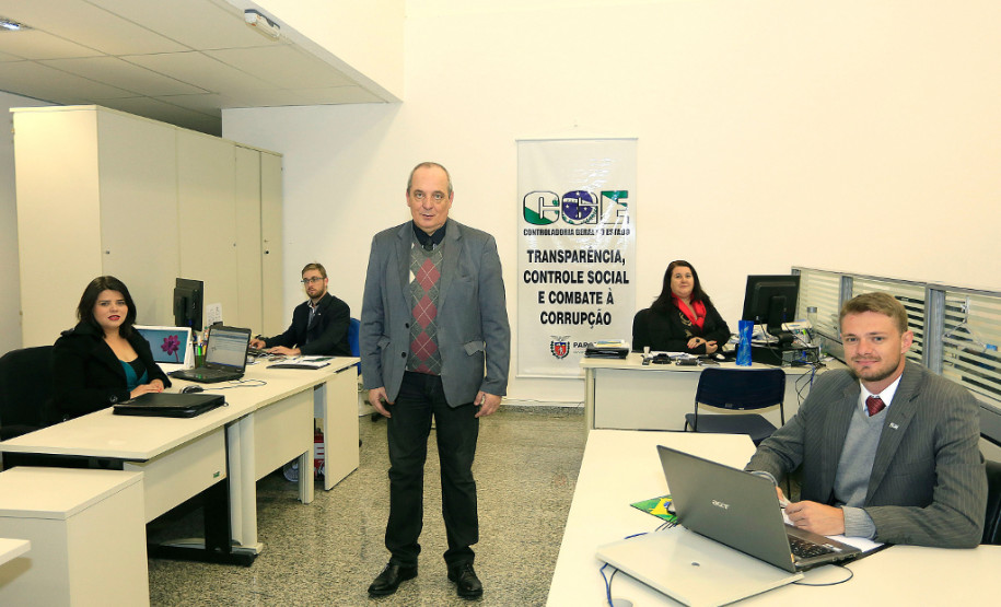 Equipe da Controladoria Geral do Estado.
Curitiba, 03-09-15.