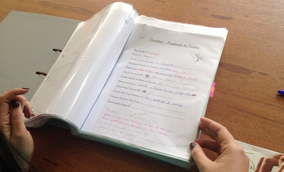 A direção designou uma funcionária do quadro administrativo para cuidar de todos os procedimentos que envolvem as questões financeiras da escola. Sua responsabilidade não é somente de montar a prestação de contas, mas, também, realizar pesquisas de preços junto às empresas, controlar a emissão correta das notas fiscais, lançar no sistema Gestão de Recursos Financeiros (GRF). Desde o ano passado, a escola mudou a forma como faz a administração dos recursos financeiros.