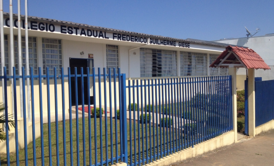 Em Piên, município de 11 mil habitantes, na Região Metropolitana de Curitiba, o Colégio Estadual Frederico Guilherme Giese é um exemplo de boa gestão dos recursos financeiros. O colégio tem mil alunos e recebe cotas mensais do Fundo Rotativo no valor de R$ 2,9 mil.