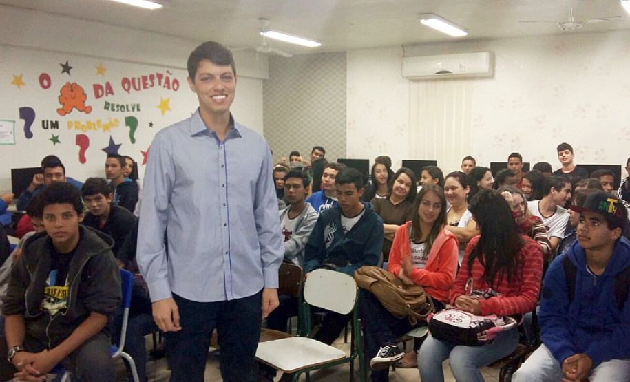A dedicação de professores, funcionários e alunos, aliada à participação da comunidade no cotidiano escolar, contribui para revelar talentos na rede estadual de ensino do Paraná. Um bom exemplo é o ex-aluno do Colégio Estadual Almirante Tamandaré Lenon Mendes Pereira, que está na Alemanha para início do doutorado em Ressonância Magnética pela Universidade de Würzburg.