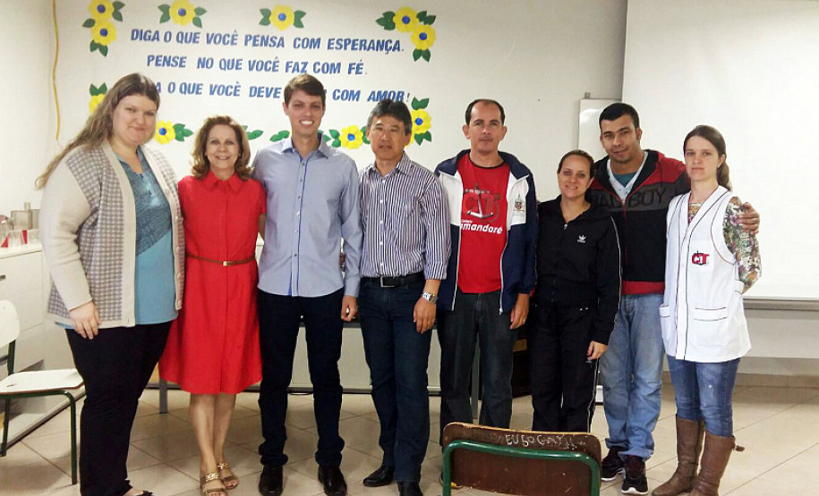 A dedicação de professores, funcionários e alunos, aliada à participação da comunidade no cotidiano escolar, contribui para revelar talentos na rede estadual de ensino do Paraná. Um bom exemplo é o ex-aluno do Colégio Estadual Almirante Tamandaré Lenon Mendes Pereira, que está na Alemanha para início do doutorado em Ressonância Magnética pela Universidade de Würzburg.