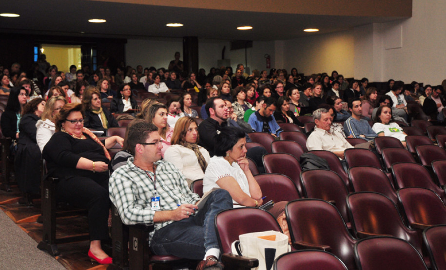 Cerca de 300 professores de todo o Paraná participaram de curso de atualização em Curitiba.