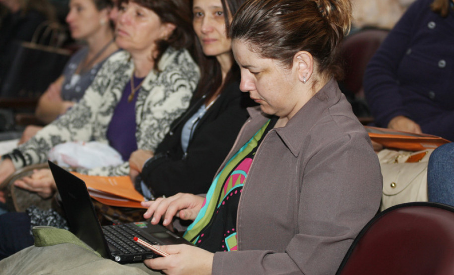 Cerca de 300 professores de todo o Paraná participaram de curso de atualização em Curitiba.