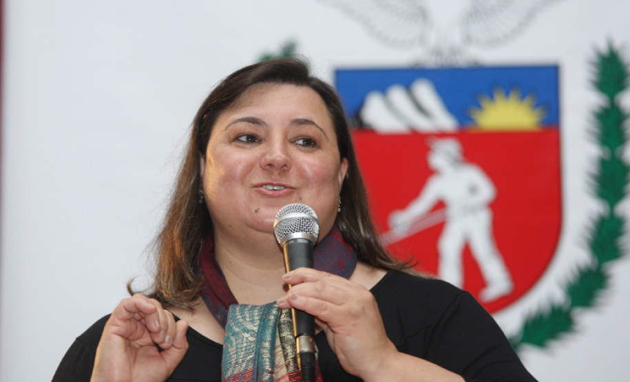 Cerca de 300 professores de todo o Paraná participaram de curso de atualização em Curitiba.