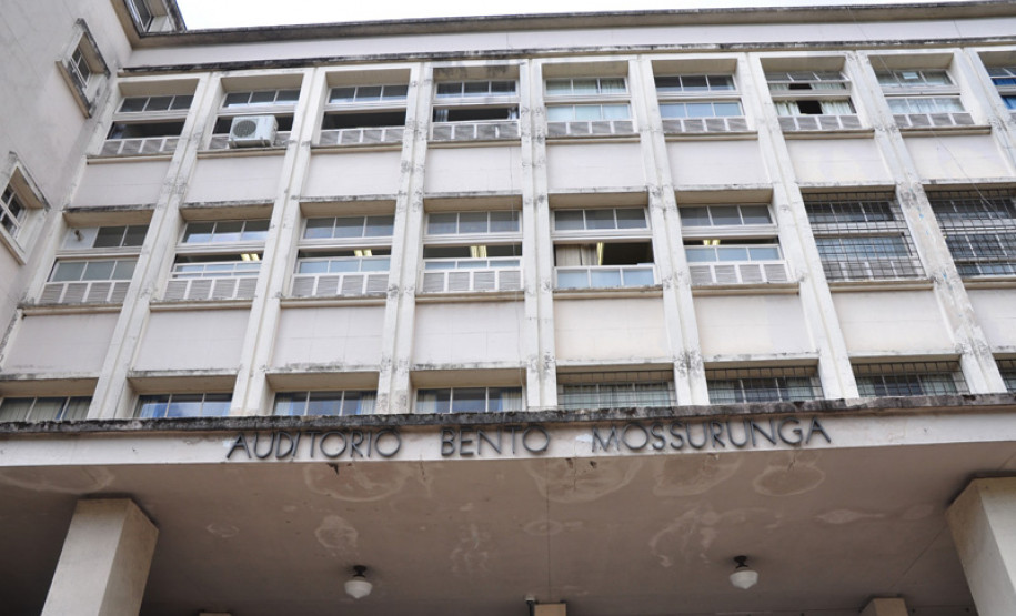 Cerca de 300 professores de todo o Paraná participaram de curso de atualização em Curitiba.