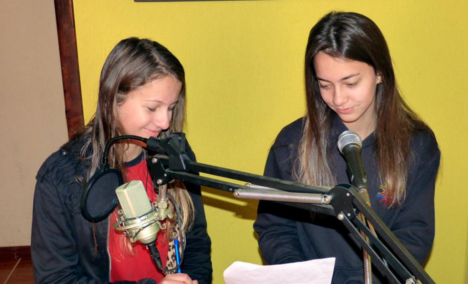 Alunos produzem programa de rádio com notícias da escola Novidades do Colégio Estadual Frederico Guilherme Giese, de Piên, circulam por toda a cidade de 11 mil habitantes e chegam até os municípios vizinhos.
