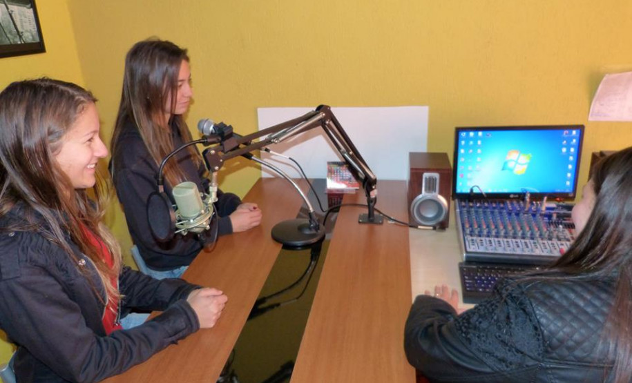 Alunos produzem programa de rádio com notícias da escola Novidades do Colégio Estadual Frederico Guilherme Giese, de Piên, circulam por toda a cidade de 11 mil habitantes e chegam até os municípios vizinhos.