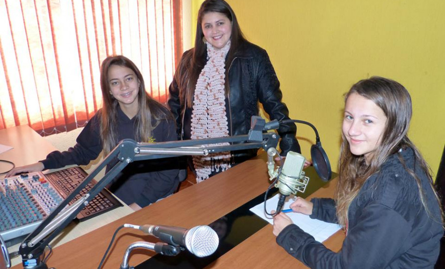 Alunos produzem programa de rádio com notícias da escola Novidades do Colégio Estadual Frederico Guilherme Giese, de Piên, circulam por toda a cidade de 11 mil habitantes e chegam até os municípios vizinhos.