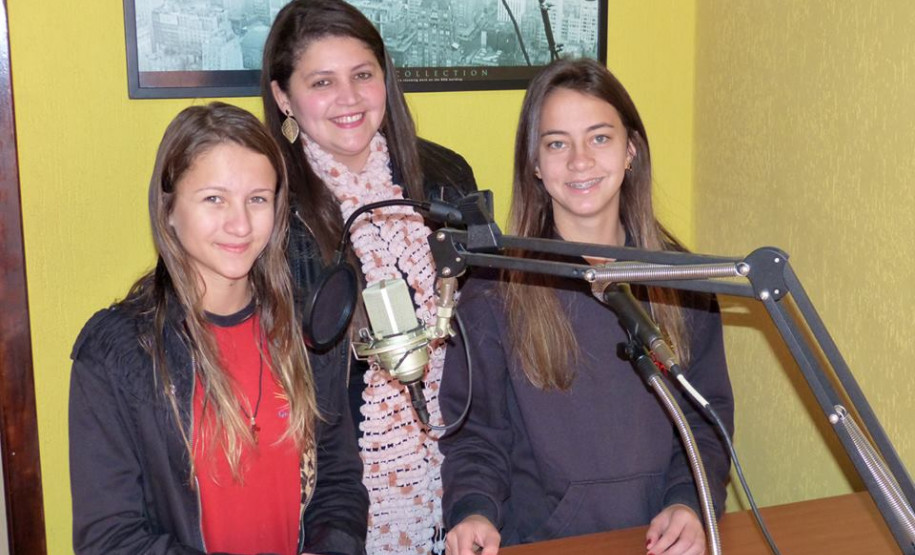 Alunos produzem programa de rádio com notícias da escola Novidades do Colégio Estadual Frederico Guilherme Giese, de Piên, circulam por toda a cidade de 11 mil habitantes e chegam até os municípios vizinhos.