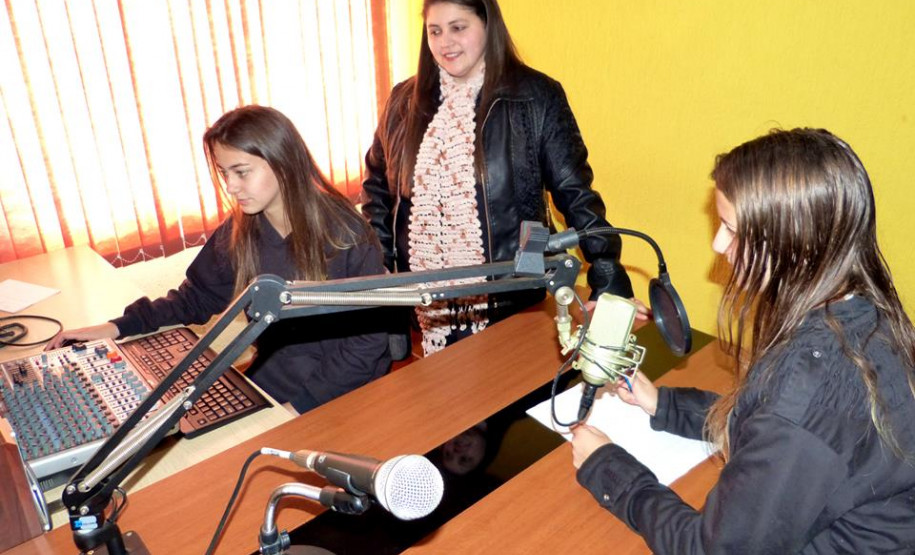 Alunos produzem programa de rádio com notícias da escola Novidades do Colégio Estadual Frederico Guilherme Giese, de Piên, circulam por toda a cidade de 11 mil habitantes e chegam até os municípios vizinhos.