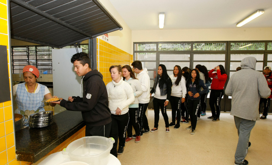 O Colégio Estadual Pilar Maturana, no Bairro Alto, em Curitiba, recebeu uma tonelada de alimentos não perecíveis nesta terça-feira (15).