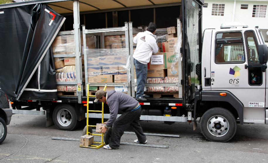 O Governo do Paraná está enviando às escolas estaduais e conveniadas a terceira remessa de alimentos não perecíveis da merenda escolar