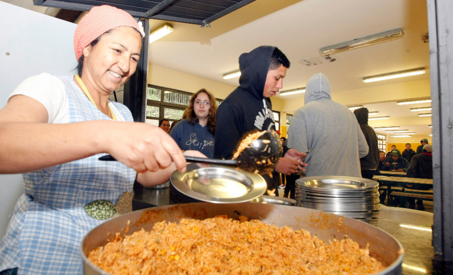 As receitas da merendeira Telma Lopes Lisboa fazem sucesso entre os 1,3 alunos do colégio