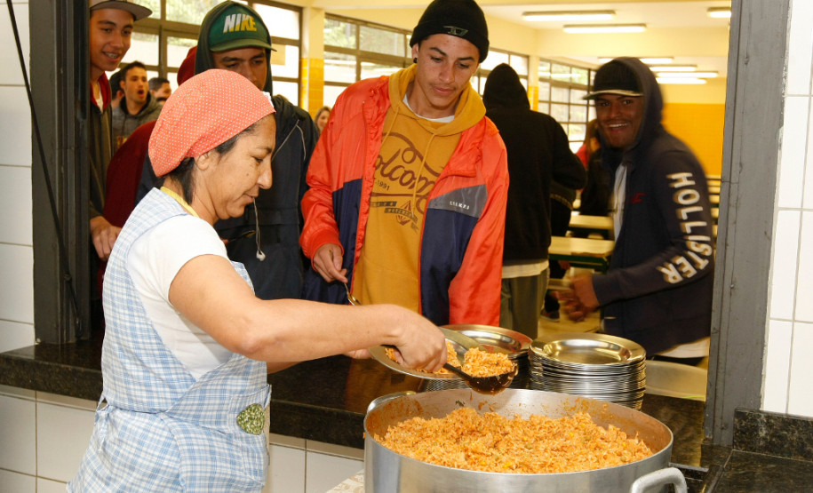 As receitas da merendeira Telma Lopes Lisboa fazem sucesso entre os 1,3 alunos do colégio