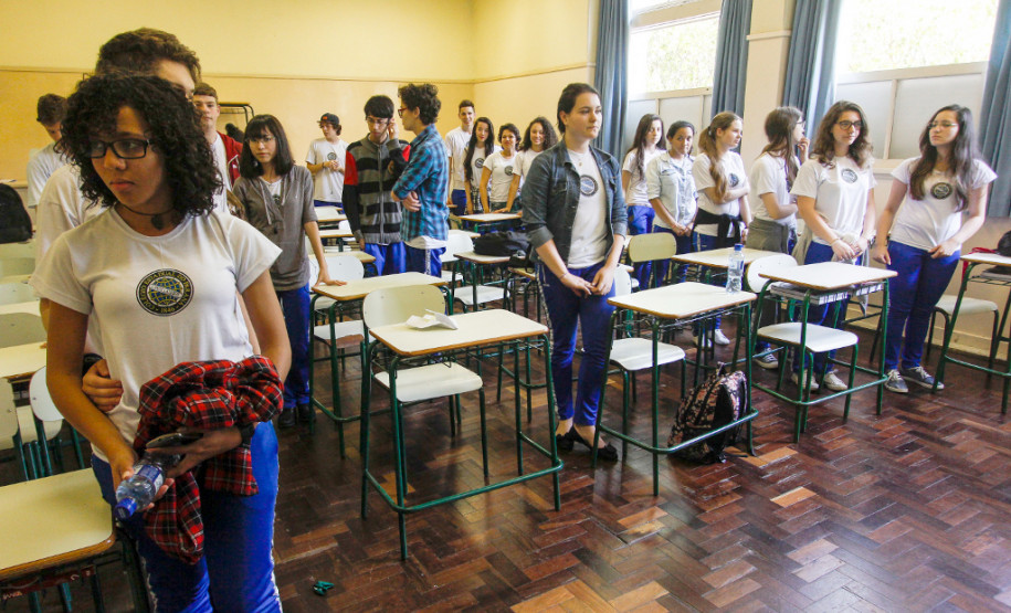 Os 5 mil alunos do Colégio Estadual do Paraná, em Curitiba, participaram nesta quinta-feira (17) de um exercício simulado de plano de abandono do prédio. A atividade é uma ação do Programa Brigadas Escolares - Defesa Civil na Escola.