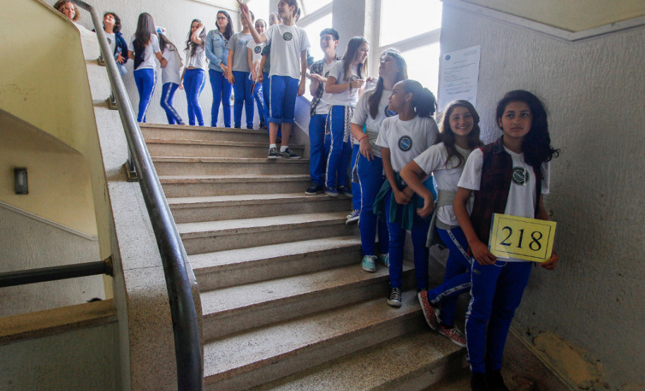 Os 5 mil alunos do Colégio Estadual do Paraná, em Curitiba, participaram nesta quinta-feira (17) de um exercício simulado de plano de abandono do prédio. A atividade é uma ação do Programa Brigadas Escolares - Defesa Civil na Escola.