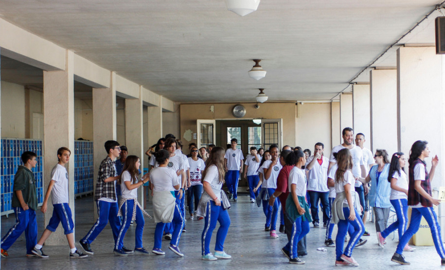 Os 5 mil alunos do Colégio Estadual do Paraná, em Curitiba, participaram nesta quinta-feira (17) de um exercício simulado de plano de abandono do prédio. A atividade é uma ação do Programa Brigadas Escolares - Defesa Civil na Escola.