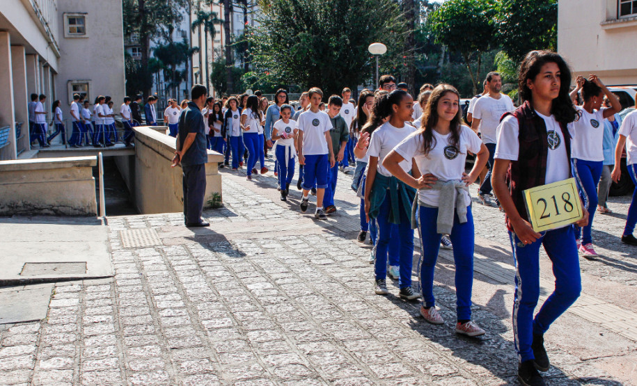 Os 5 mil alunos do Colégio Estadual do Paraná, em Curitiba, participaram nesta quinta-feira (17) de um exercício simulado de plano de abandono do prédio. A atividade é uma ação do Programa Brigadas Escolares - Defesa Civil na Escola.