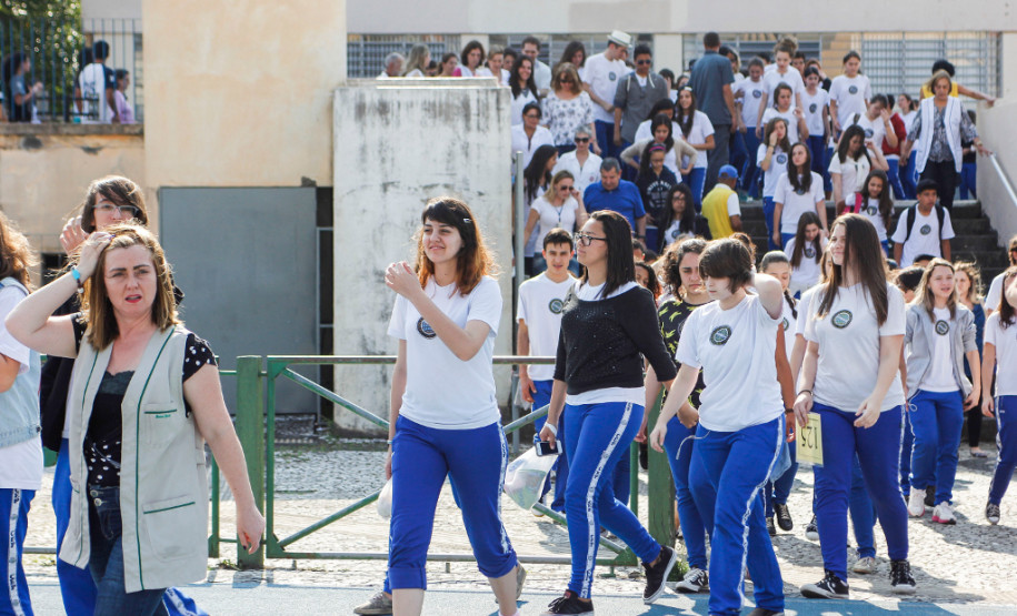 Os 5 mil alunos do Colégio Estadual do Paraná, em Curitiba, participaram nesta quinta-feira (17) de um exercício simulado de plano de abandono do prédio. A atividade é uma ação do Programa Brigadas Escolares - Defesa Civil na Escola.