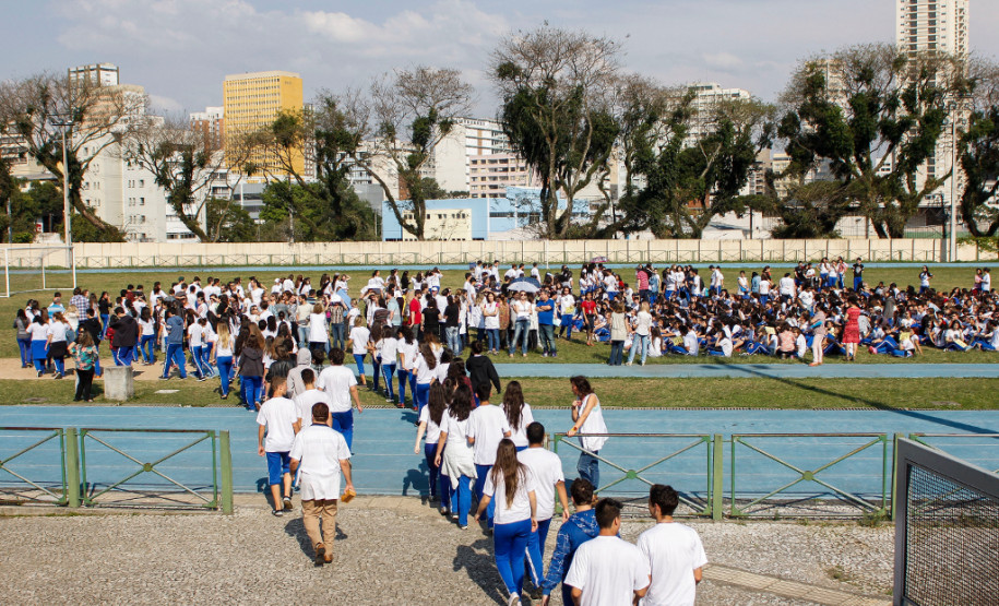 Os 5 mil alunos do Colégio Estadual do Paraná, em Curitiba, participaram nesta quinta-feira (17) de um exercício simulado de plano de abandono do prédio. A atividade é uma ação do Programa Brigadas Escolares - Defesa Civil na Escola.
