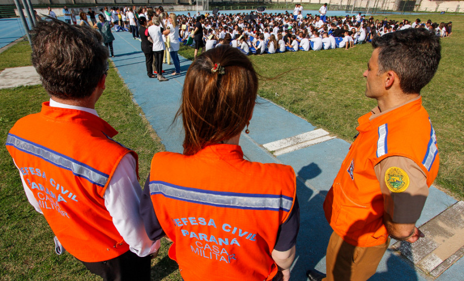 Os 5 mil alunos do Colégio Estadual do Paraná, em Curitiba, participaram nesta quinta-feira (17) de um exercício simulado de plano de abandono do prédio. A atividade é uma ação do Programa Brigadas Escolares - Defesa Civil na Escola.